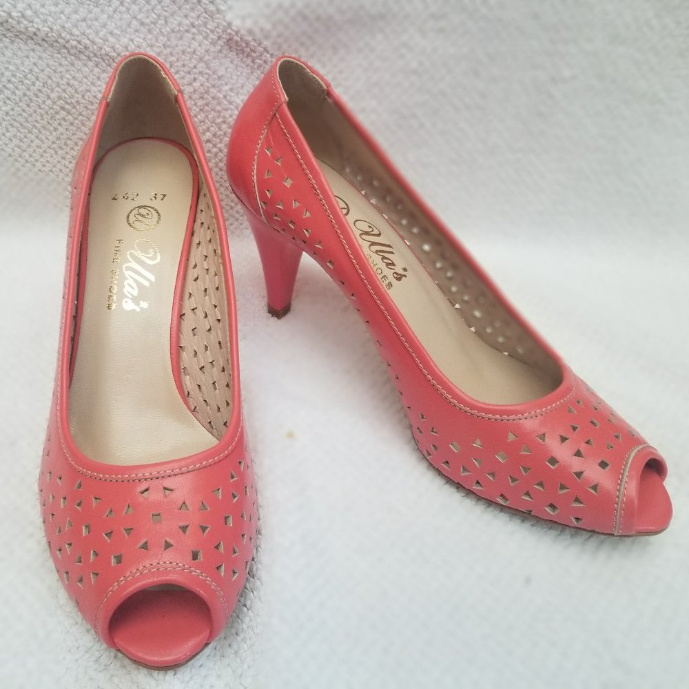 Low heels in luscious salmon color.